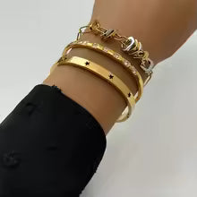 https://res.cloudinary.com/dyql5hig8/image/upload/v1743977220/config/images/gold_bracelet_stack_d1too9.avif