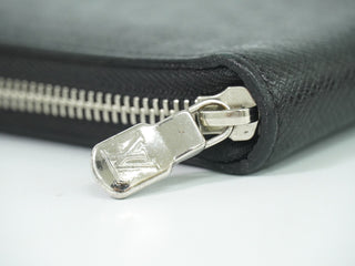 Louis Vuitton Zippy Organizer Taiga Leather