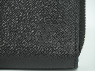 Louis Vuitton Zippy Organizer Taiga Leather