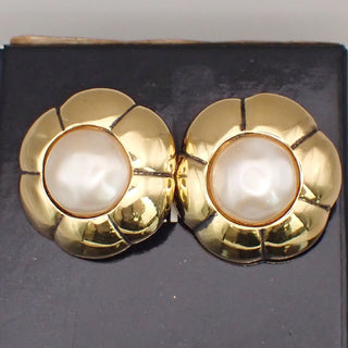 Chanel Vintage CC Flower Clip-On Earrings imitation pearls in gold plated